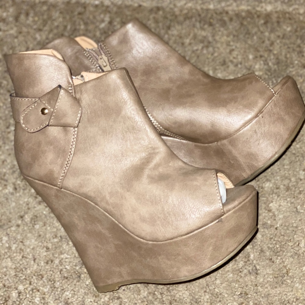 Size 8 open to wedges heal